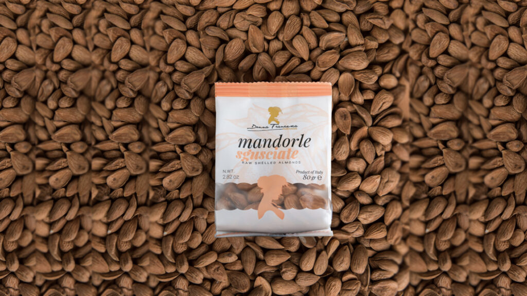 mandorle-sgusciate-donna-francesca